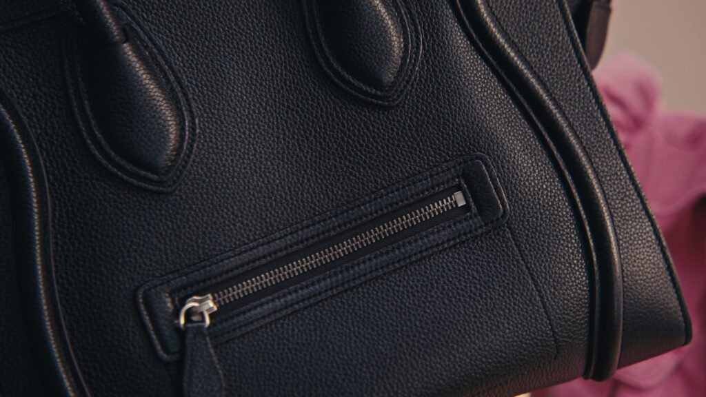 Handtas met detailfoto's op een tablet voor het uploaden van de eerste analyse.