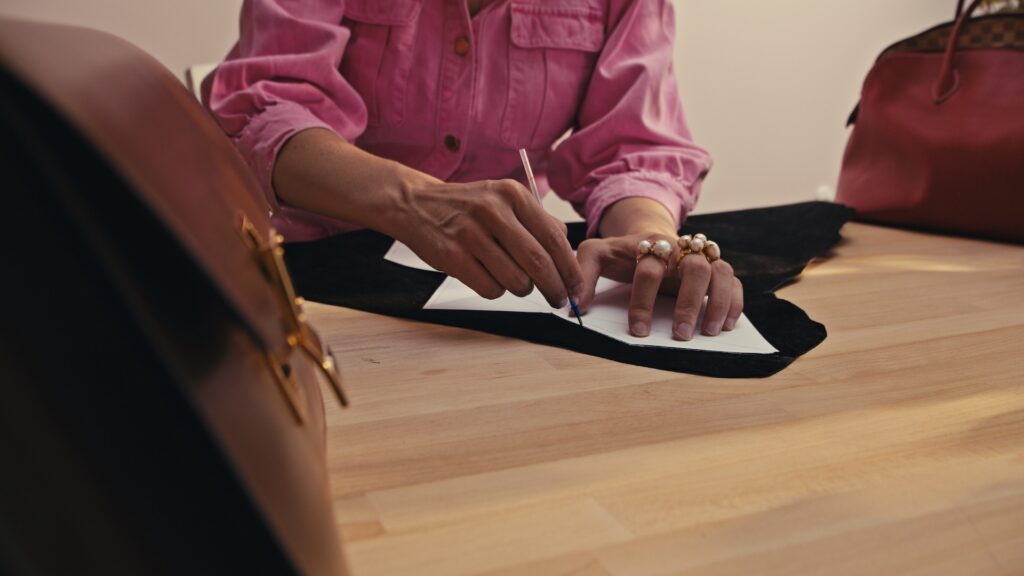 Handtas en herstelmaterialen op de werktafel.